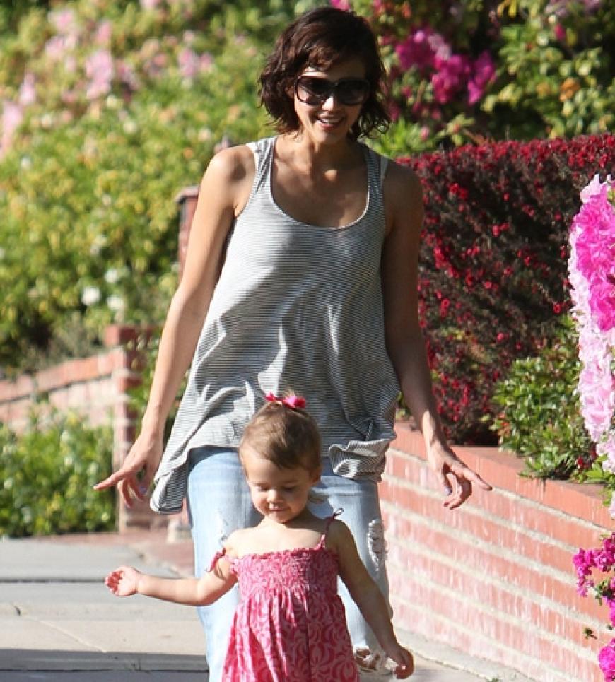 Fangen spielen: Mama Jessica Alba und Töchterchen Honor genießen das schöne Wetter im März