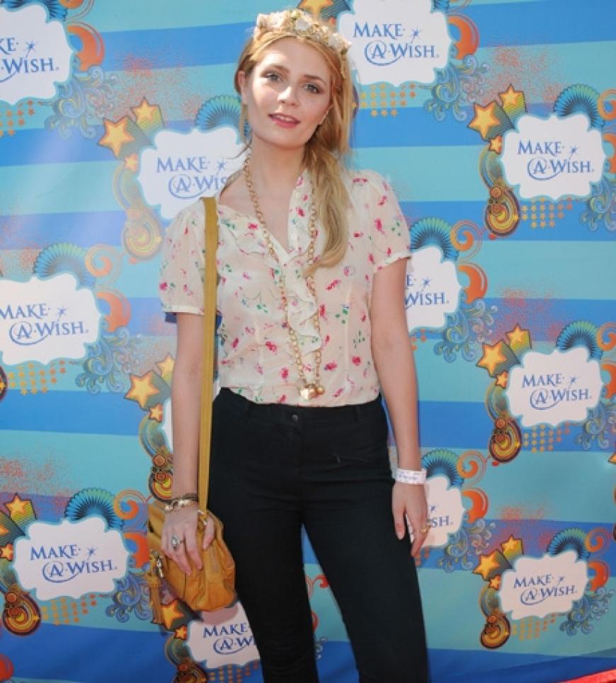 Blumenkranz im Haar: Schauspielerin Mischa Barton greift den Frühling auch im Haar-Styling auf. Diesen März kam sie so zum Make-a-Wish-Foundationevent nach Kalifornien
