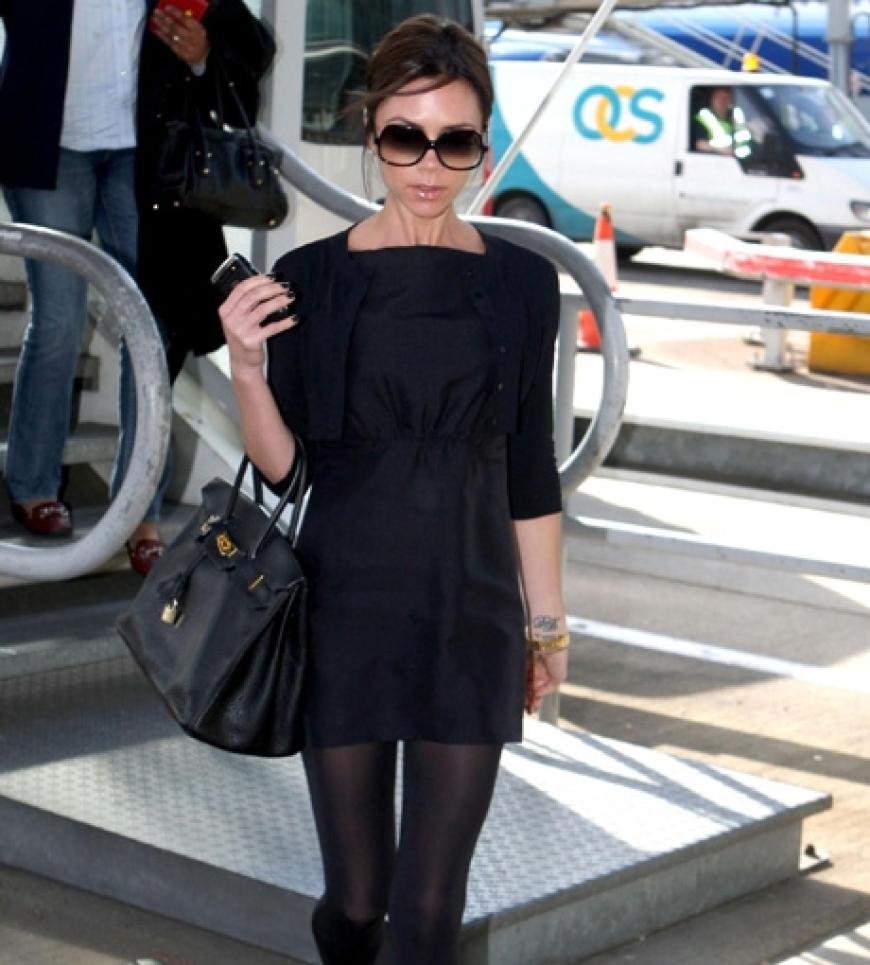 Chic wie immer: Victoria Beckham am Flughafen von Heathrow. Auf die jetzige Jahreszeit freut sich Victoria ganz besonders: Kleider dürfen mit einer leichten Strumpfhose getragen werden