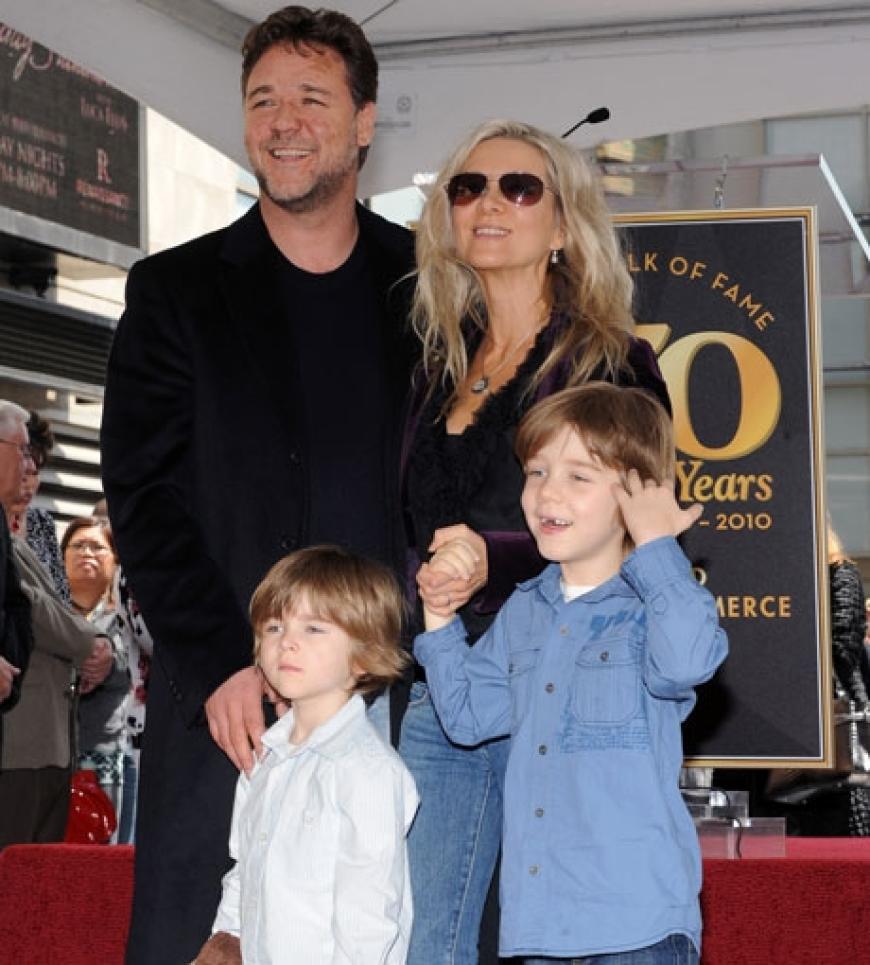 Familienausflug: Zu dieser besonderen Ehrung brachte Russell Crowe seine ganze Familie mit nach Hollywood