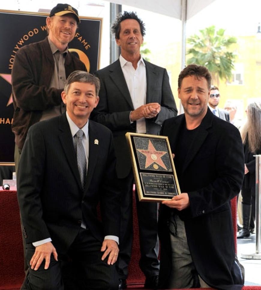 Die Gratulanten posieren stolz neben dem Preisträger: US-Schauspieler Ron Howard, Hollywood Chamber of Commerce Präsident Leron Gubler und Filmproduzent Brian Grazer