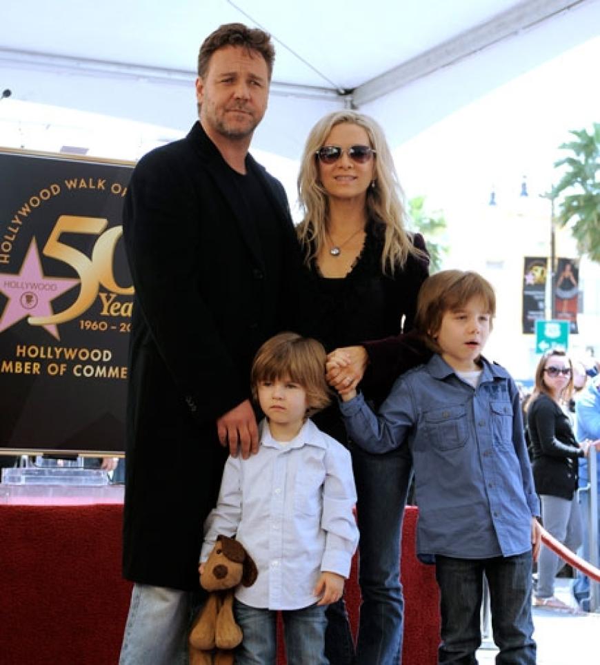 Crowe erschien mit seiner Frau Danielle Spencer und den beiden Söhnen Charles und Tennyson