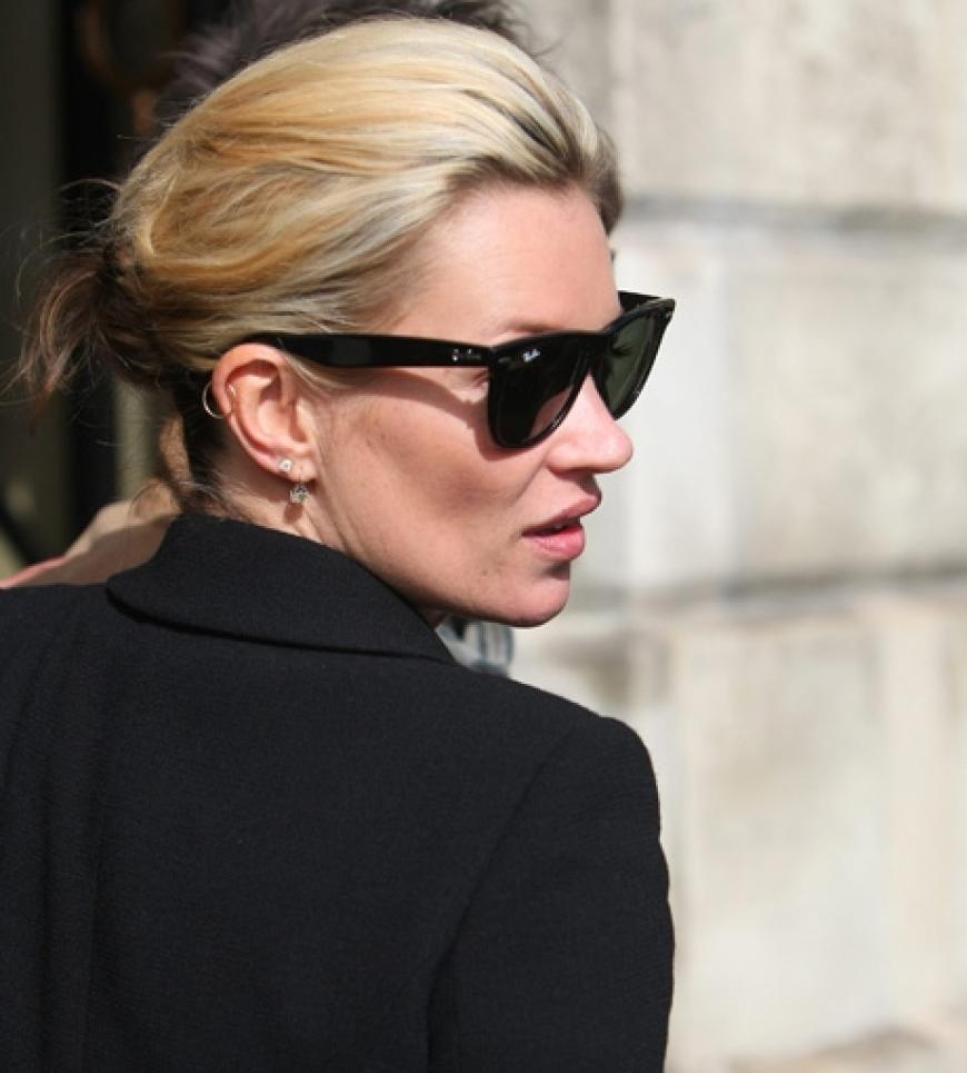 Kate Moss mag es gerne klassisch und entscheidet sich für eine schlichte Schwarze