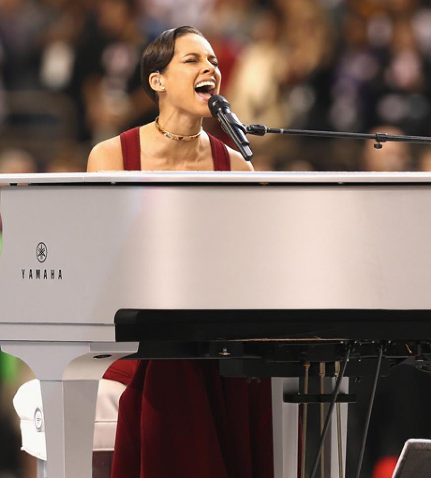 Sexy: RnB-Star Alicia Keys sang die Nationalhymne am Klavier. Live.