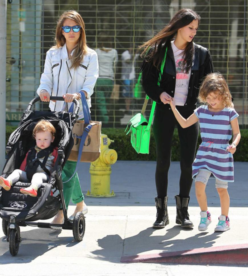 Osterspaziergang in West-Hollywood: Jessica Alba ist mit Kind und Kegel unterwegs´