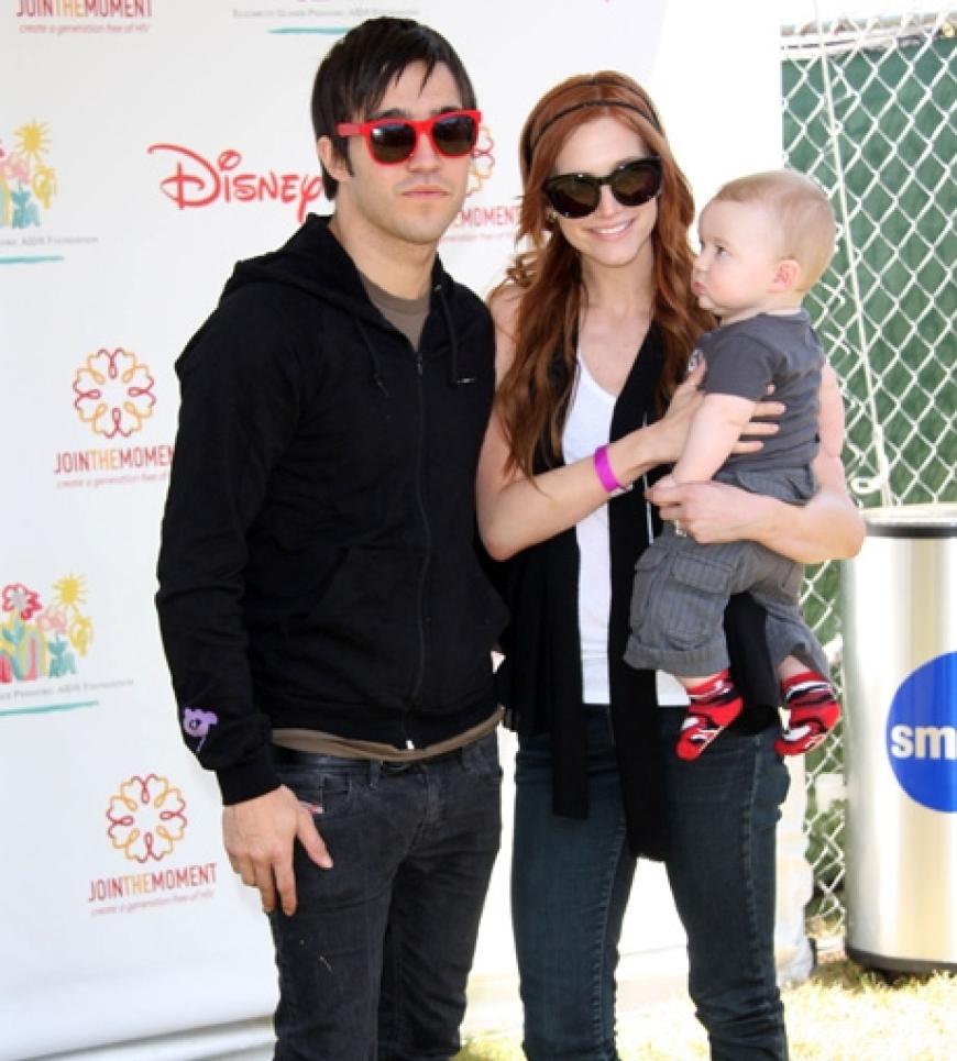 In Los Angeles sind Sonnenbrillen ein Muss: Sängerin Ashlee Simpson und ihr Mann Pete Wentz mit ihrem Sohn Bronx Mowgli