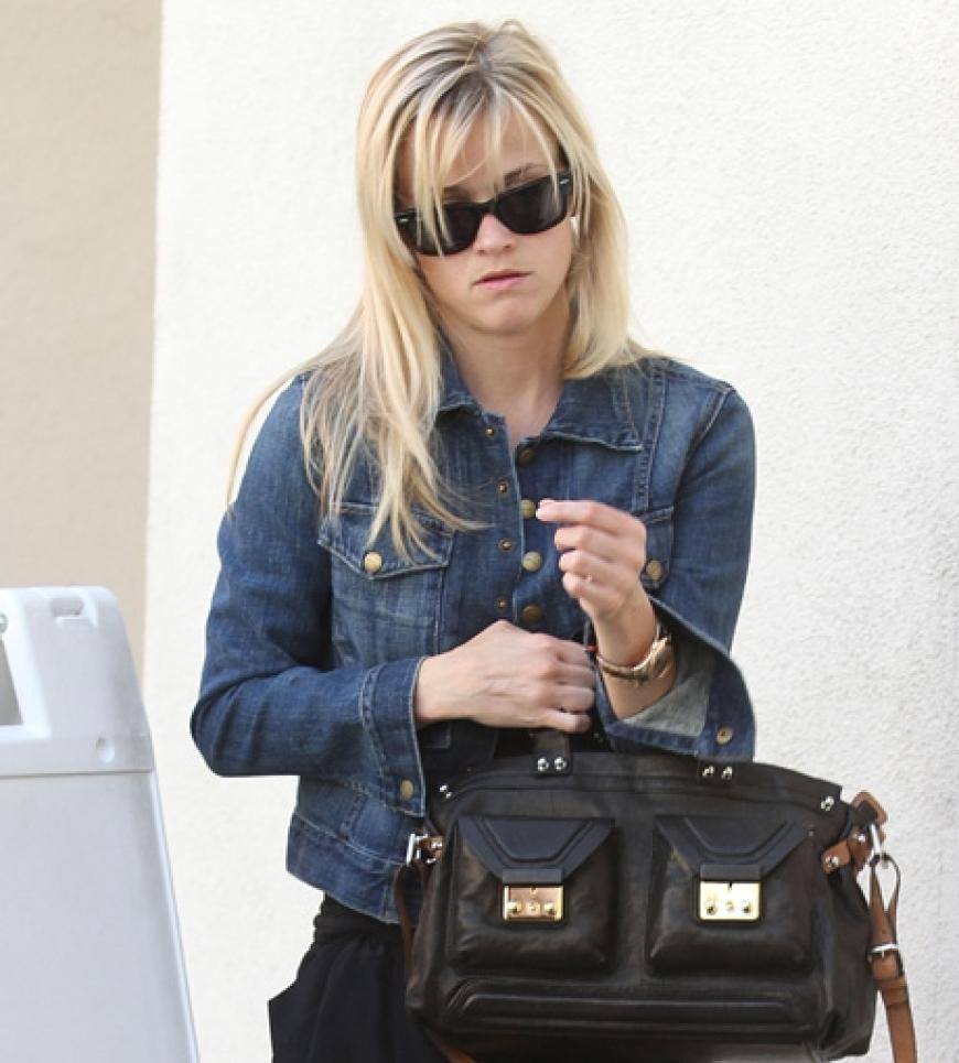 Die hübsche Reese Witherspoon zeigt sich gerne mit einer Sonnenbrille im Gesicht