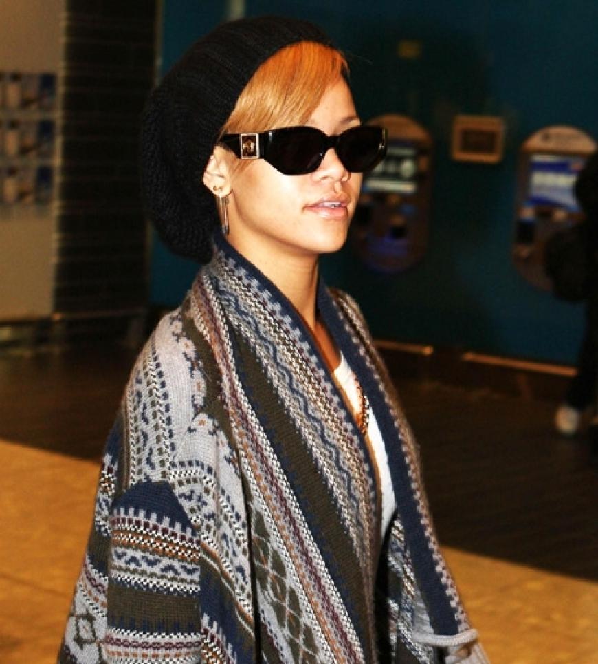 Sängerin Rihanna liebt aber auch Sonnenbrillen in schwarz mit Goldverzierungen