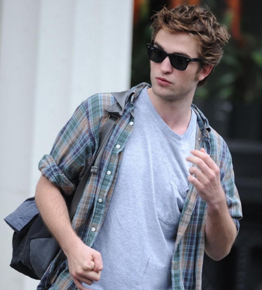 Teenie-Schwarm Robert Pattinson trägt in seinem aktuellen Film Remember Me viele verschiedene Modelle. Ihm stehen Sonnen- brillen einfach grandios