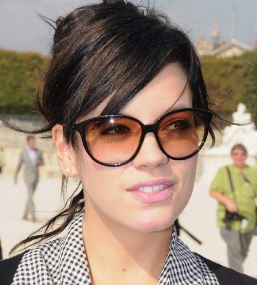 Die britische Sängerin Lily Allen mag große Sonnenbrillen. Damit liegt sie im Trend. Kein Wunder, dass sie Karl Lagerfelds Muse ist