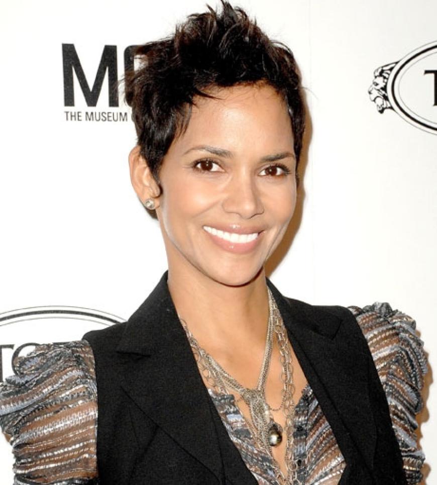 Halle Berry kam mit einem zurückhaltenden Make-up ...