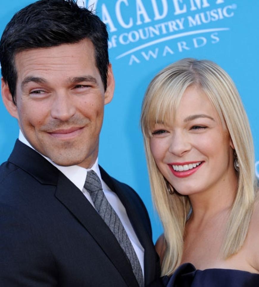 LeAnn Rimes kam mit ihrem Freund Eddie Cibrian. Trotz des schwierigen Beziehungsstarts (beide waren damals in festen Händen), strahlen sie jetzt über beide Ohren