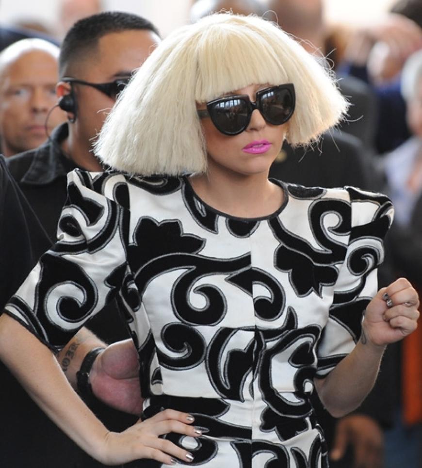 Lady GaGa mit einer Frisur a la Grace Jones