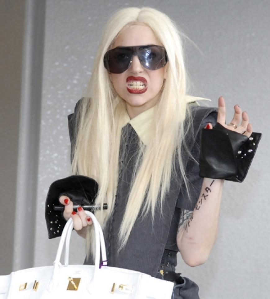 Grrr! Letzte Woche poste Lady GaGa so für die Fotografen in Japan