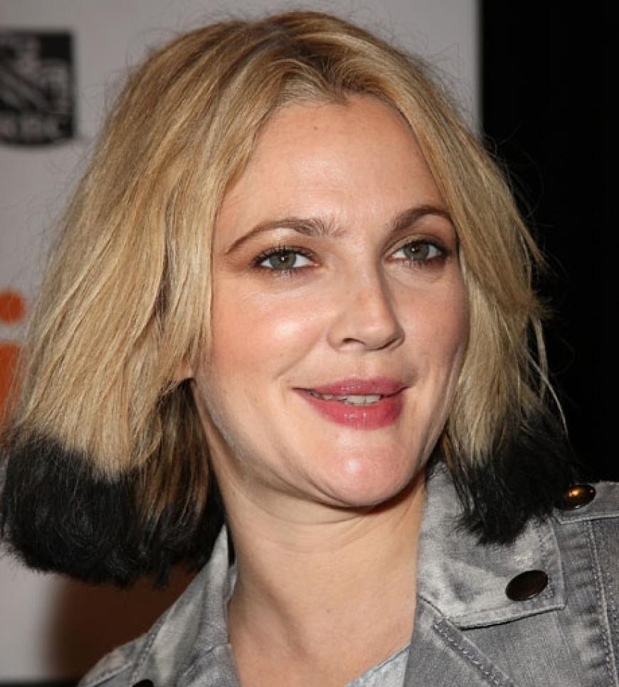 Was ist nur mit Drew Barrymore los?
Die Schauspielerin, die eigentlich für ihren stylischen Look bekannt ist, präsentierte in Kanada ihre neue Frisur