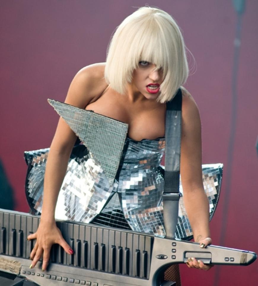 ... oder mit einem Keytar auf der Bühne