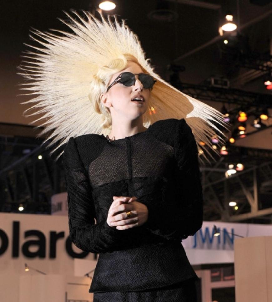 Der Kopfschmuck von Lady GaGa kommt einem doch bekannt vor. War Grace Jones hier Vorbild?