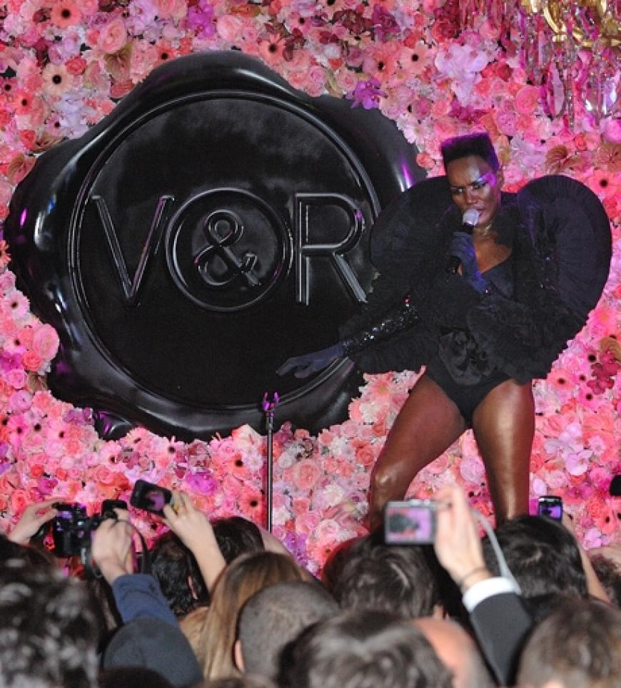 Bisher hat sich GaGa noch nicht zu den Vorwürfen von Grace Jones geäußert. Auf ein Statement der Künstlerin wartet man vergebens. Dabei kann sie doch zu ihrem Vorbild stehen. Prominente Fans gibt es schließlich genug, wie die Designer Viktor & Rolf