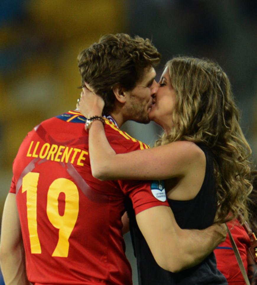Zwischendurch gibt es nen Kuss für die Liebste. Fernando LLorente mit seiner Freundin