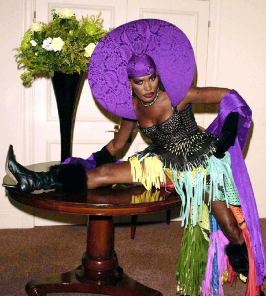 Grace Jones mit Tellerhut