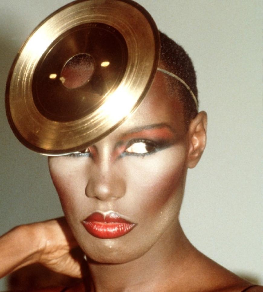 Grace Jones liebt verrückte Kopf-Accessoires