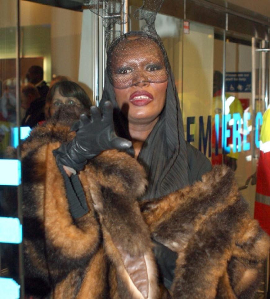 Auf dem roten Teppich stellt sich Grace Jones auch noch heute gerne zur Schau