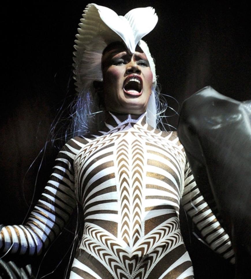 Wie eine Löwenkönigin: Grace Jones beeindruckt ihre Fans bei einem ihrer legendären Konzerte