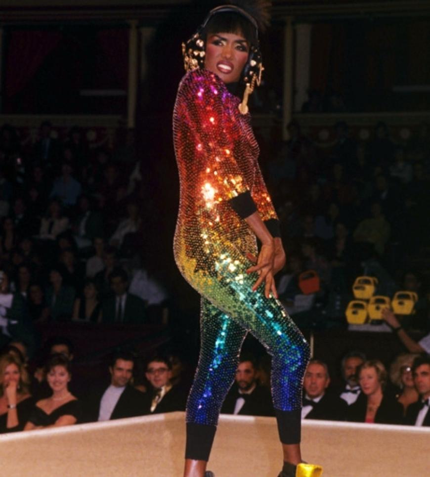 Und fügte hinzu, dass GaGa ihre Outfit-Ideen und ihre Star-Attitüde geklaut hat. Und tatsächlich kleidete sich Jones 1990 genau so farbenfroh, wie ...
