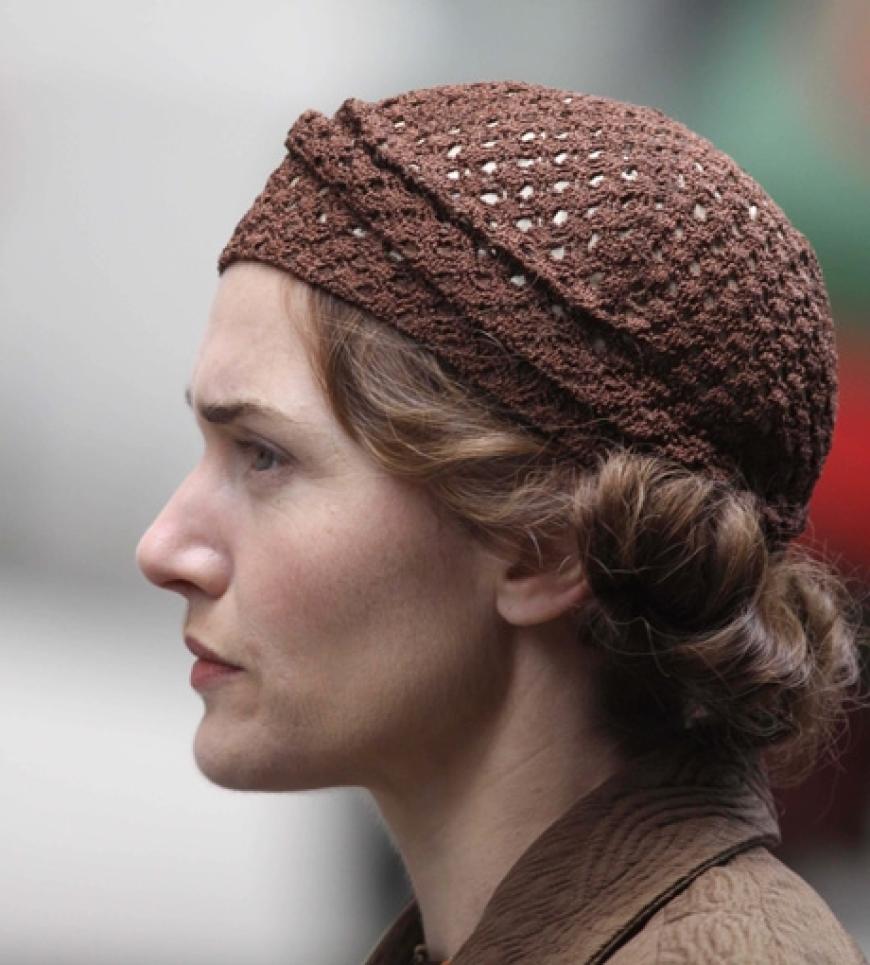 Doch sobald die Filmklappe fällt, ist Kate Winslet wieder ganz in die Schauspielerei vertieft. Sie schaut meist sehr traurig und angestrengt. Ist diese Inszenierung wirklich nur Teil ihrer Rolle?