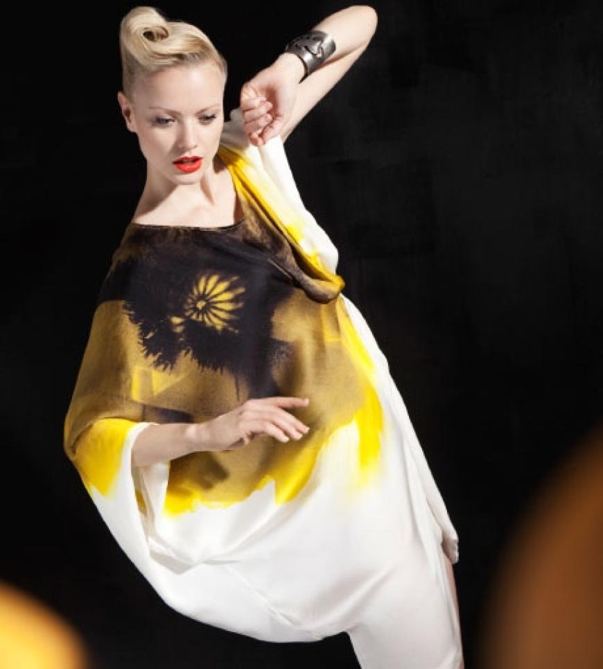 Kunstvoll ´bedrucktes Seidenkleid mit Fledermausärmeln von Salvatore Ferragamo, Preis auf Anfrage. Metall-Armspange von Sportmax