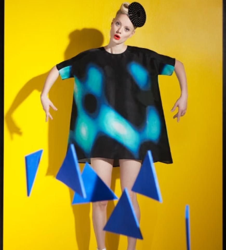 Trapezförmiges Kleid mit verlaufenden Farbflecken von Ter et Bantine, ca. 800 Euro. High Heels von Gucci. Kopfschmuck von Sonia Rykiel über net-a-porter.com