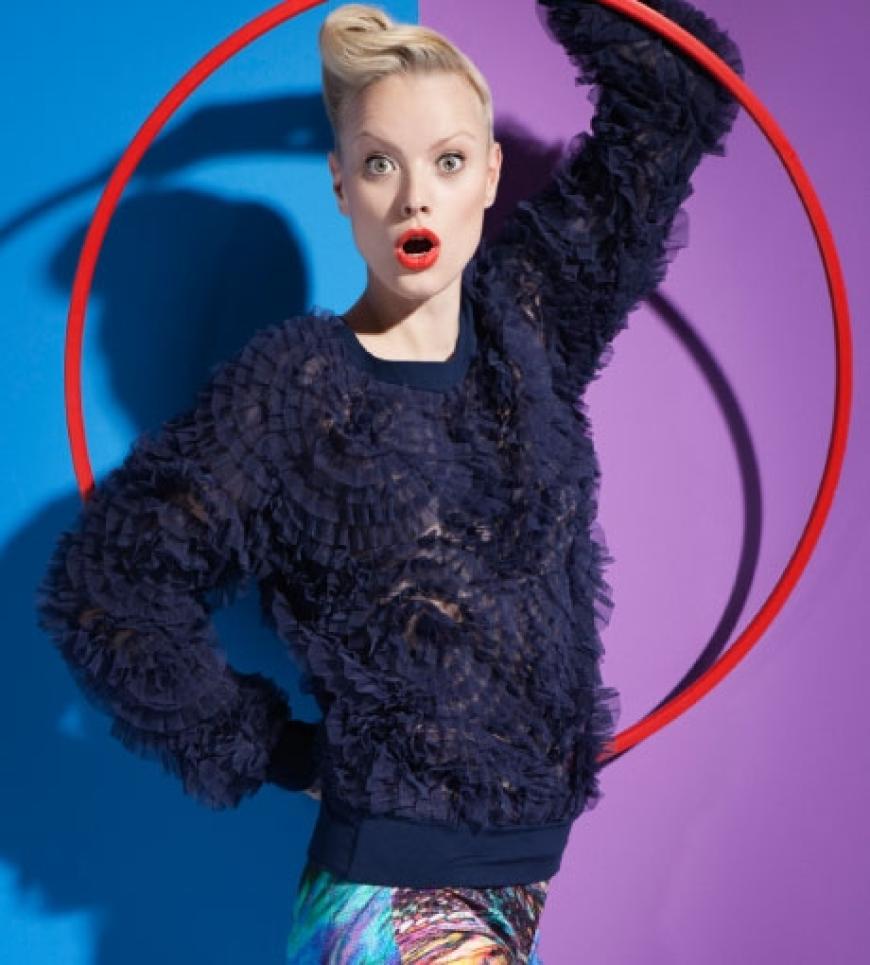 Rüschenshirt aus Tüll von Marcel Ostertag, ca. 280 Euro. Bedruckte Shorts mit Kordelgürtel von Escada, ca. 290 Euro. Armspange von Alexis Bittar über mytheresa.com