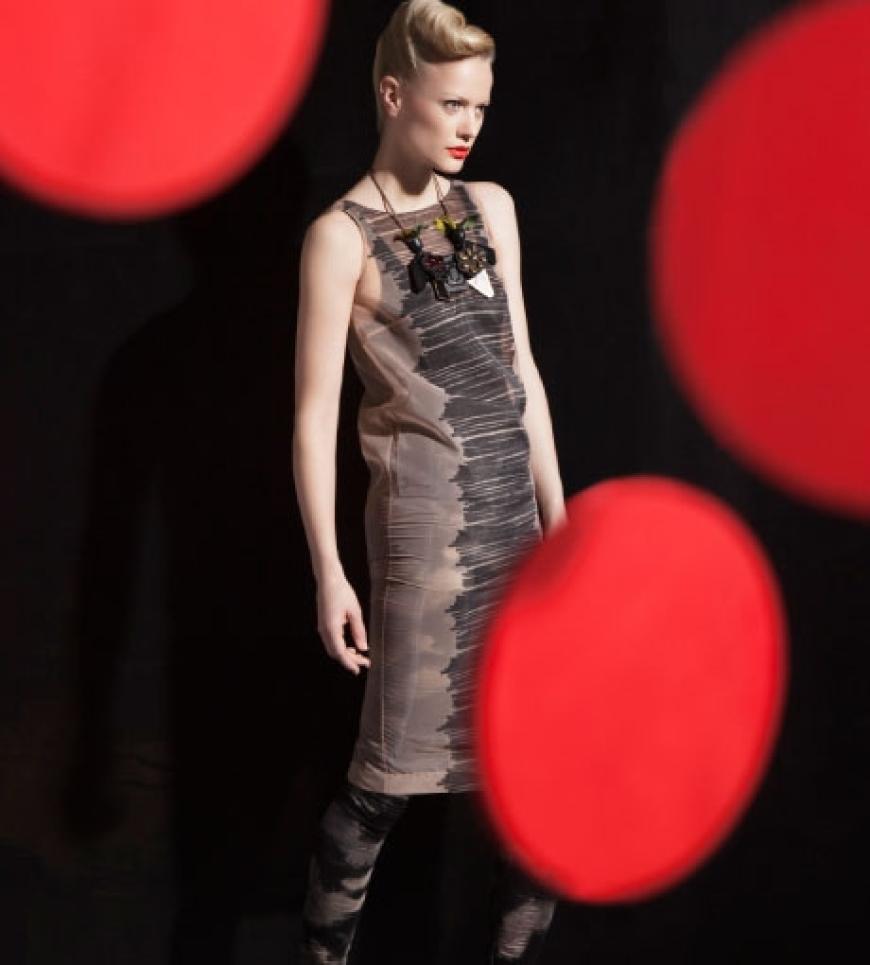 Transparentes Shiftkleid mit Pinselstrichen von Paule Ka, ca. 490 Euro. Leggings von Esther Perbandt, ca. 90 Euro. Sandalen von Görtz designed by Kaviar Gauche. Ethno-Kette von Marni Marni