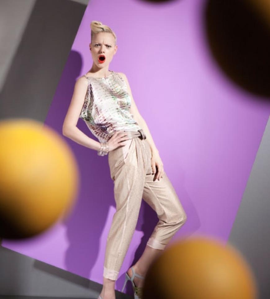 Fließendes Satintop von Schumacher, ca. 260 Euro. Bundfaltenhose mit goldenen Nieten von Lala Berlin,
Preis auf Anfrage. Knotengürtel von Riani. Riemchensandalen von
Hugo Boss. Armreife von Chanel