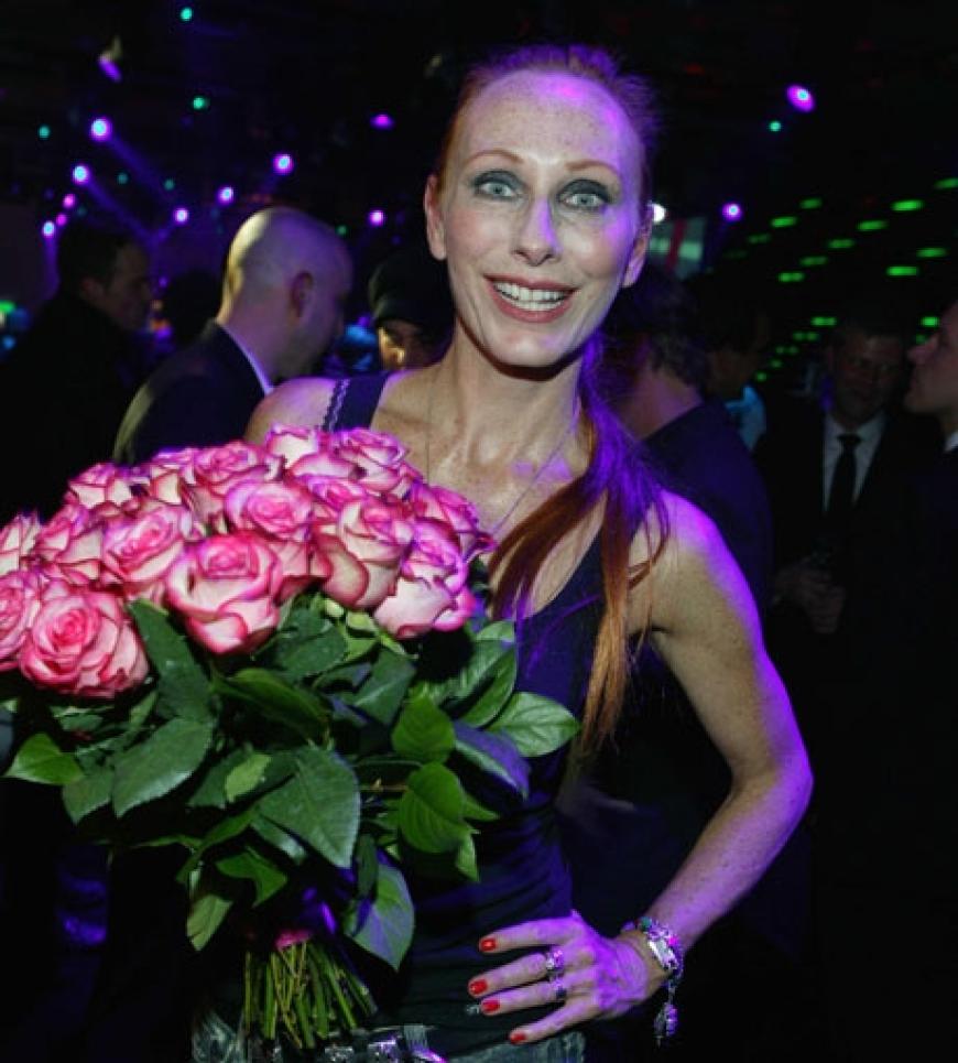 Andrea Sawatzki durfte die begehrten roten Panther an die Gewinner überreichen. Zum Schluss bekam sie dafür auch einen riesigen Strauß Rosen überreicht