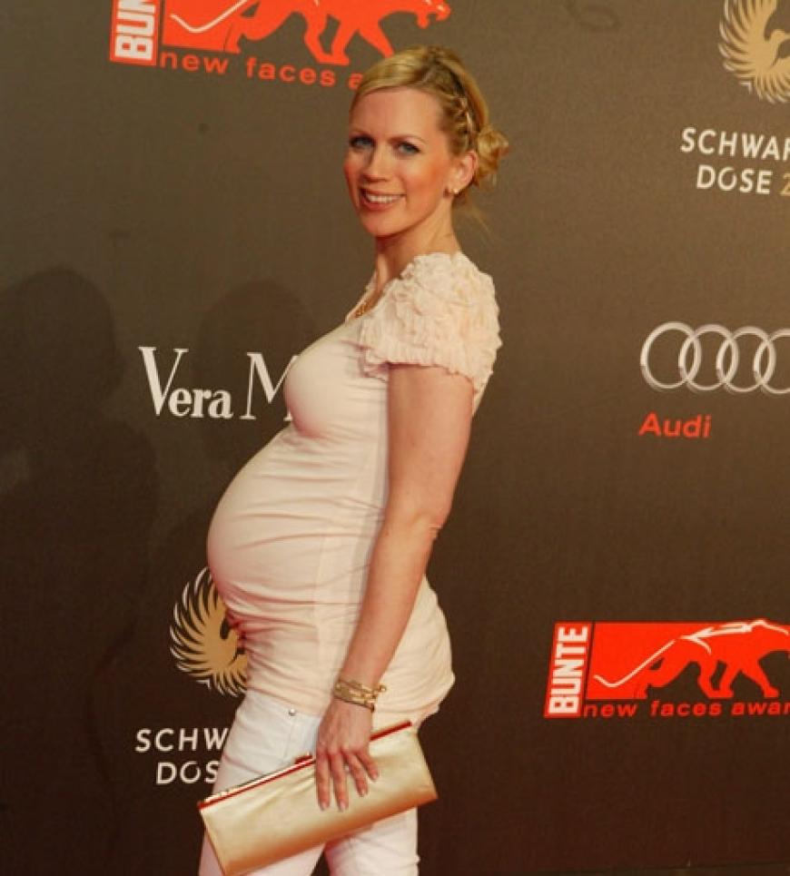 Tamara Gräfin Nayhauss zeigte in einem hautengen Kleid ihren kugelrunden Babybauch. Ende Juni erwartet die Moderatorin ihr zweites Kind