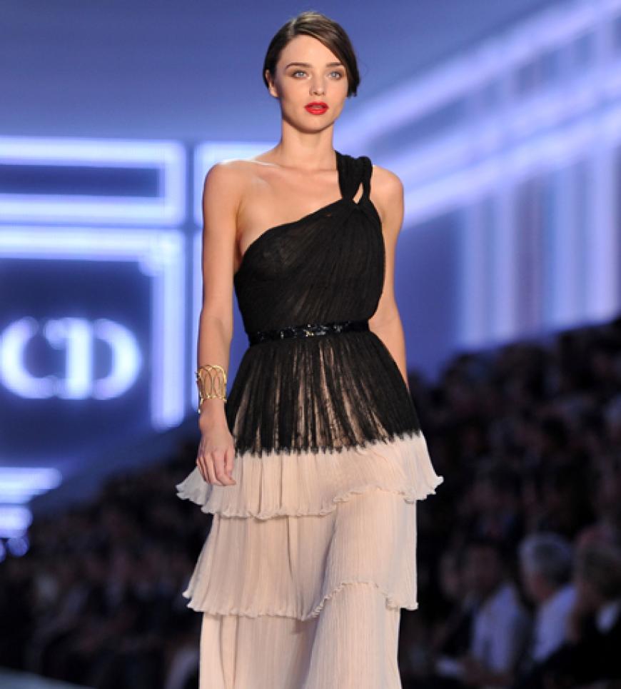 Heiß, heißer, Miranda Kerr! Das australische Topmodel lief für Christian Dior