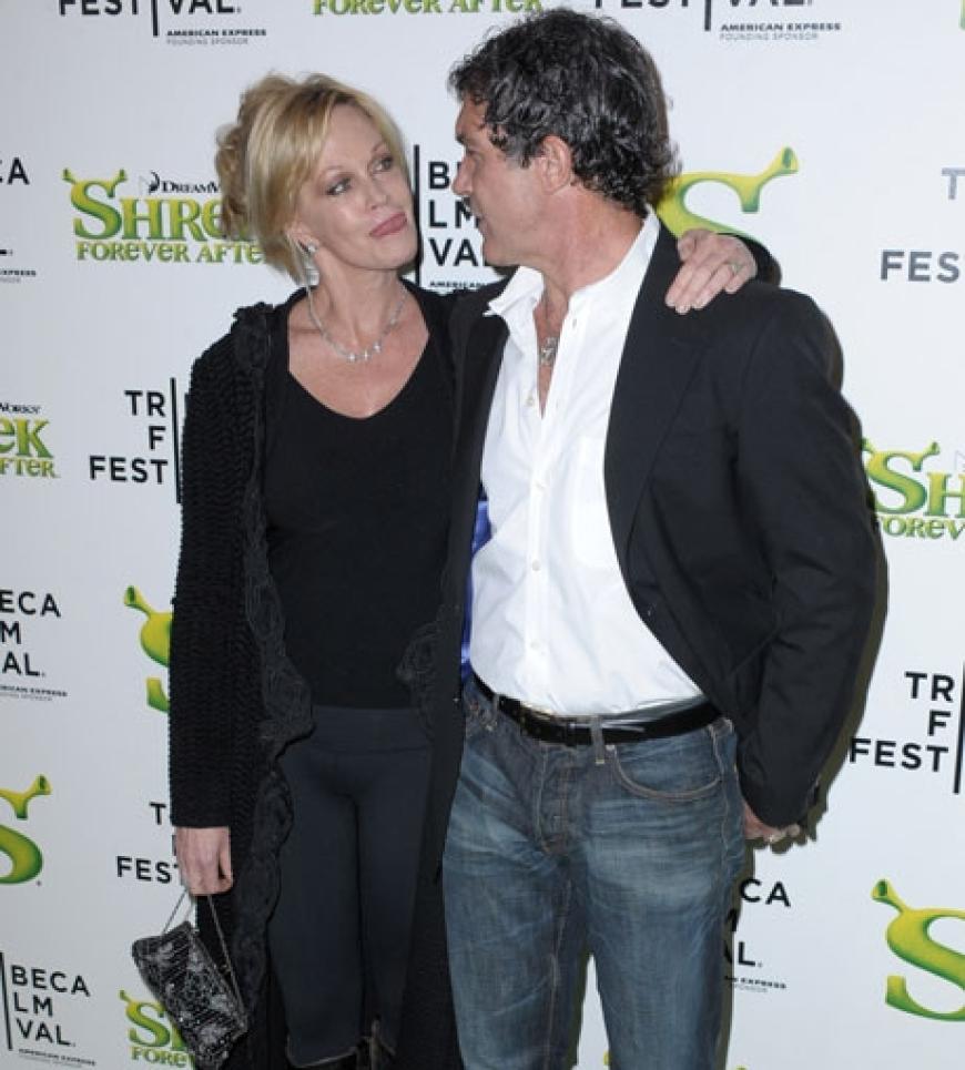 Zusammen gehen sie durch dick und dünn: Trotz der Schlagzeilen, Melanie Griffith sei immernoch von Drogen abhängig, zeigt sich das Paar glücklich vor den Fotografen