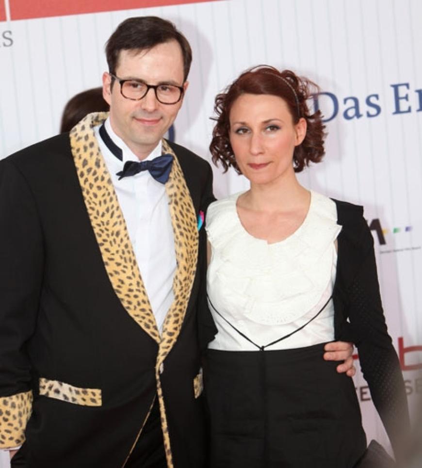 Berliner Kult-Komiker Kurt Krömer hält seine Freundin Anne fest im Arm