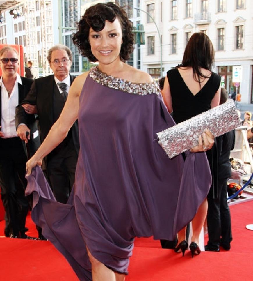 Miriam Pielhau zeigt ihre wunderbare One-Shoulder-Robe