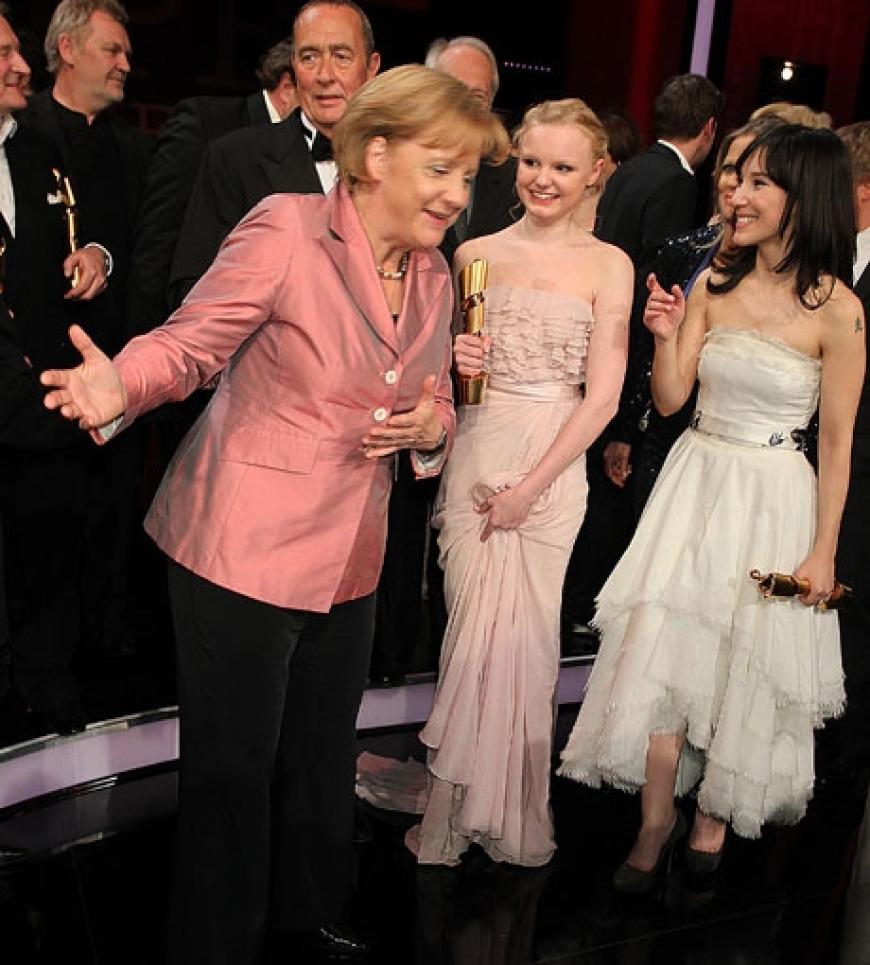 Bundeskanzlerin Angela Merkel posiert mit den