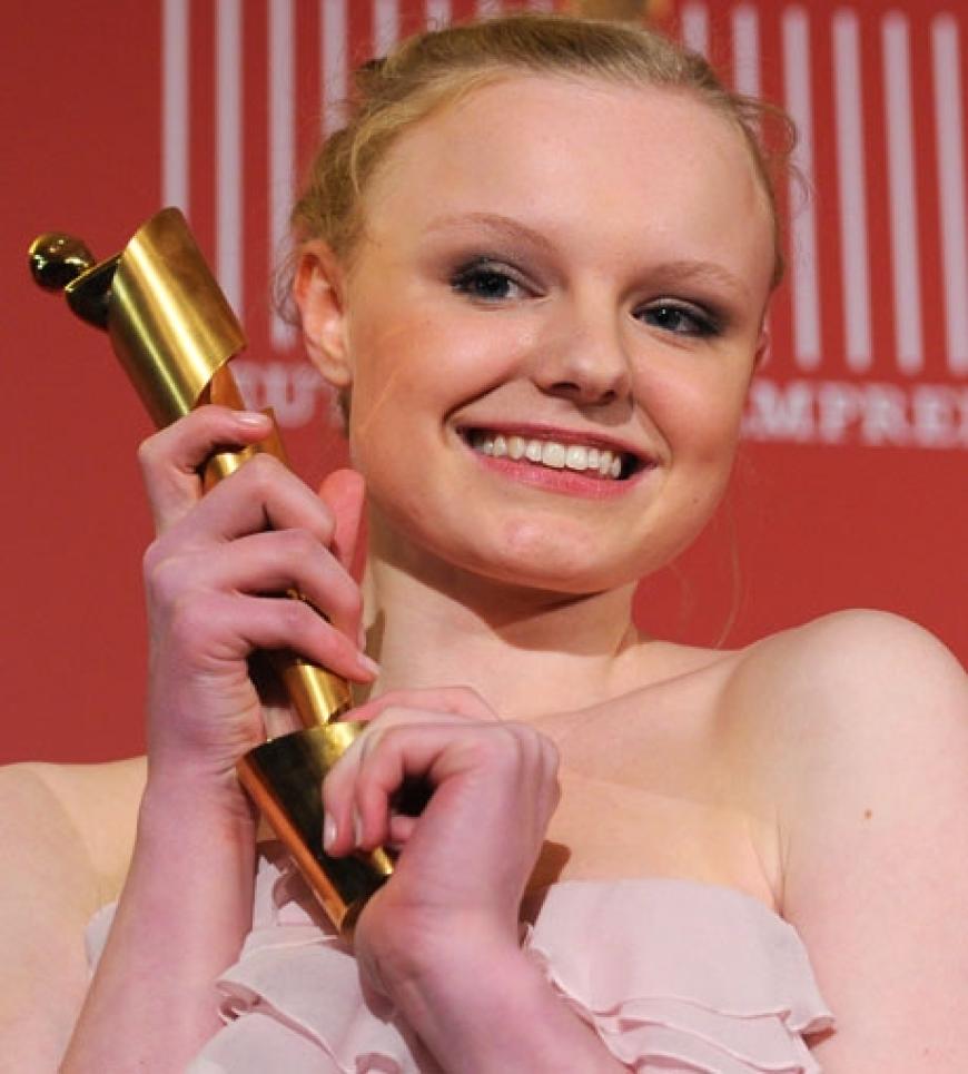 Schauspielerin Maria-Victoria Dragus, die für ihre Nebenrolle in %u201EDas weiße Band%u201C geehrt wurde