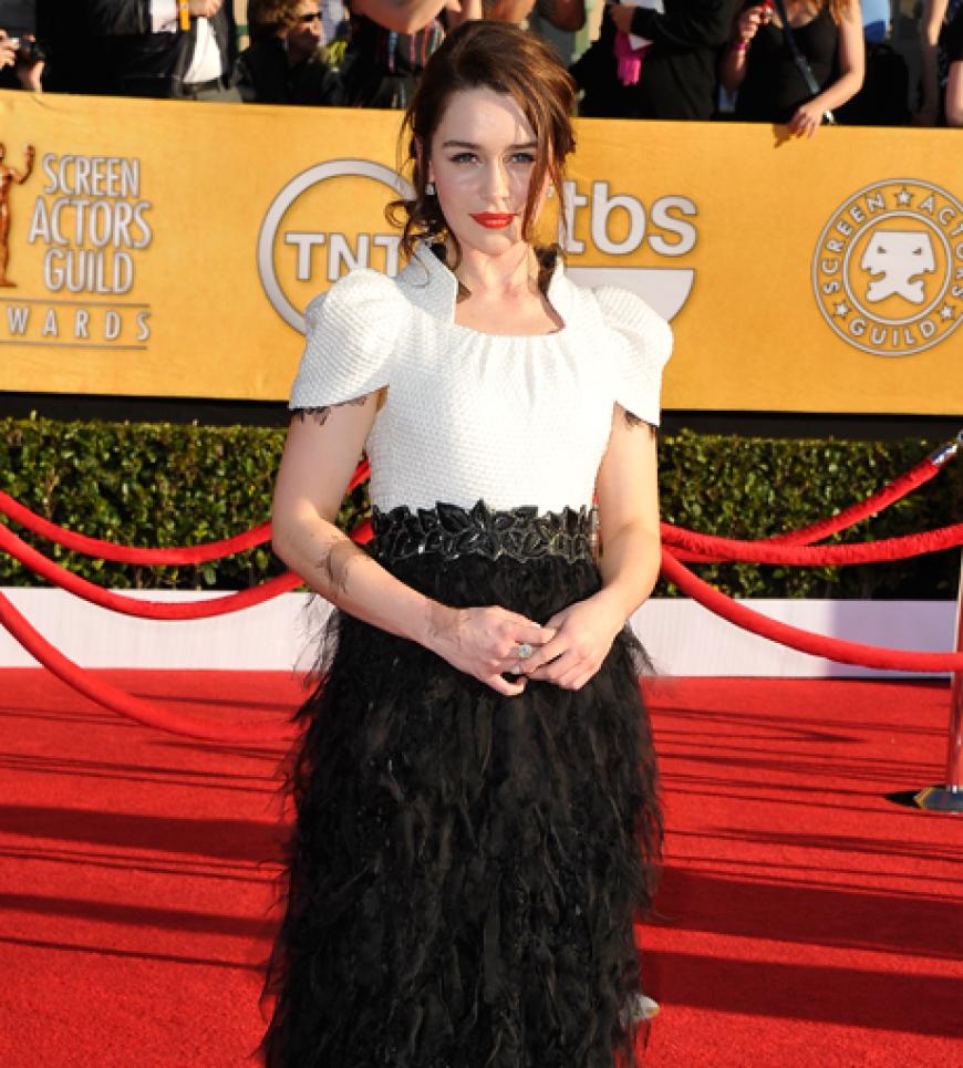 Emilia Clarke im langen Chanel Kleid