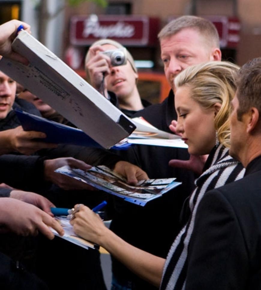 Zahlreiche Fans warten am roten Teppich auf ihre Hollywood-Stars. Natürlich nimmt sich Kate Hudson deshalb auch viel Zeit für Autogramme und Fotos