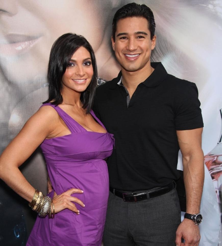 MTV-Host Mario Lopez strahlte mit Begleitung auf dem roten Teppich des Duft-Events