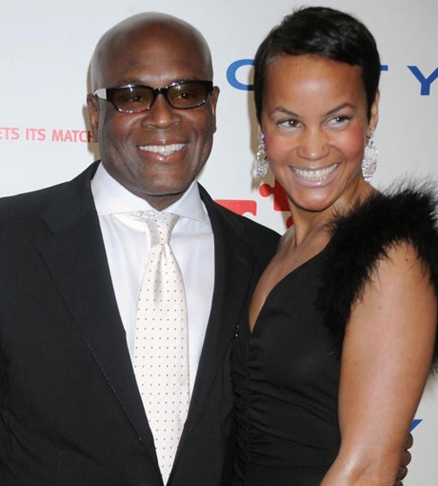 Musikproduzent LA Reid strahlt neben seiner Ehefrau Erica