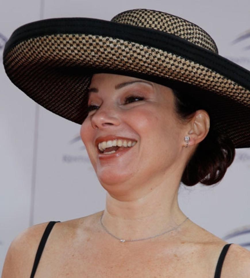 Fran Drescher lacht - und keine Falte ist zu sehen. Benutzt die Schauspielerin nur die richtige Creme oder hat etwa der Schönheits-Chirurg nachgeholfen?