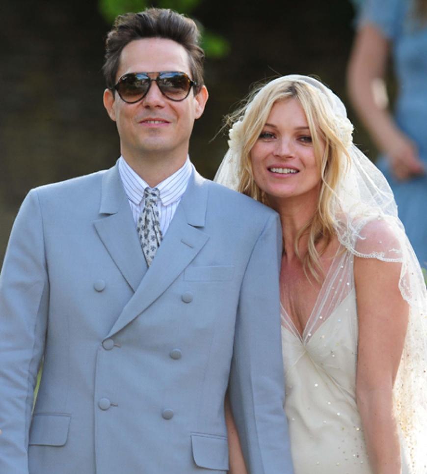 Einfach wunderschön - genau wie Kates Kleid, das ihr Freund und Designer John Galliano extra für sie entworfen hat. Später soll sie in ein Kleid von ihrer Freundin Stella McCartney geschlüpft sein