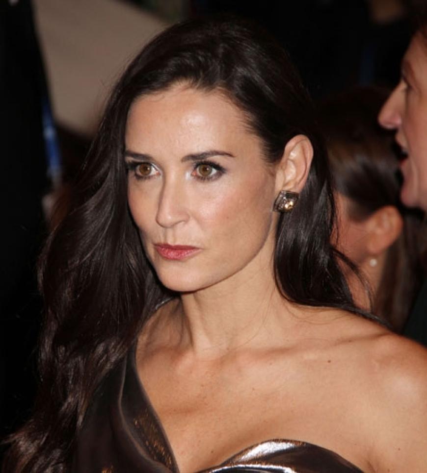 Demi Moore war ohne ihren Ehemann Ashton Kutcher auf dem roten Teppich unterwegs