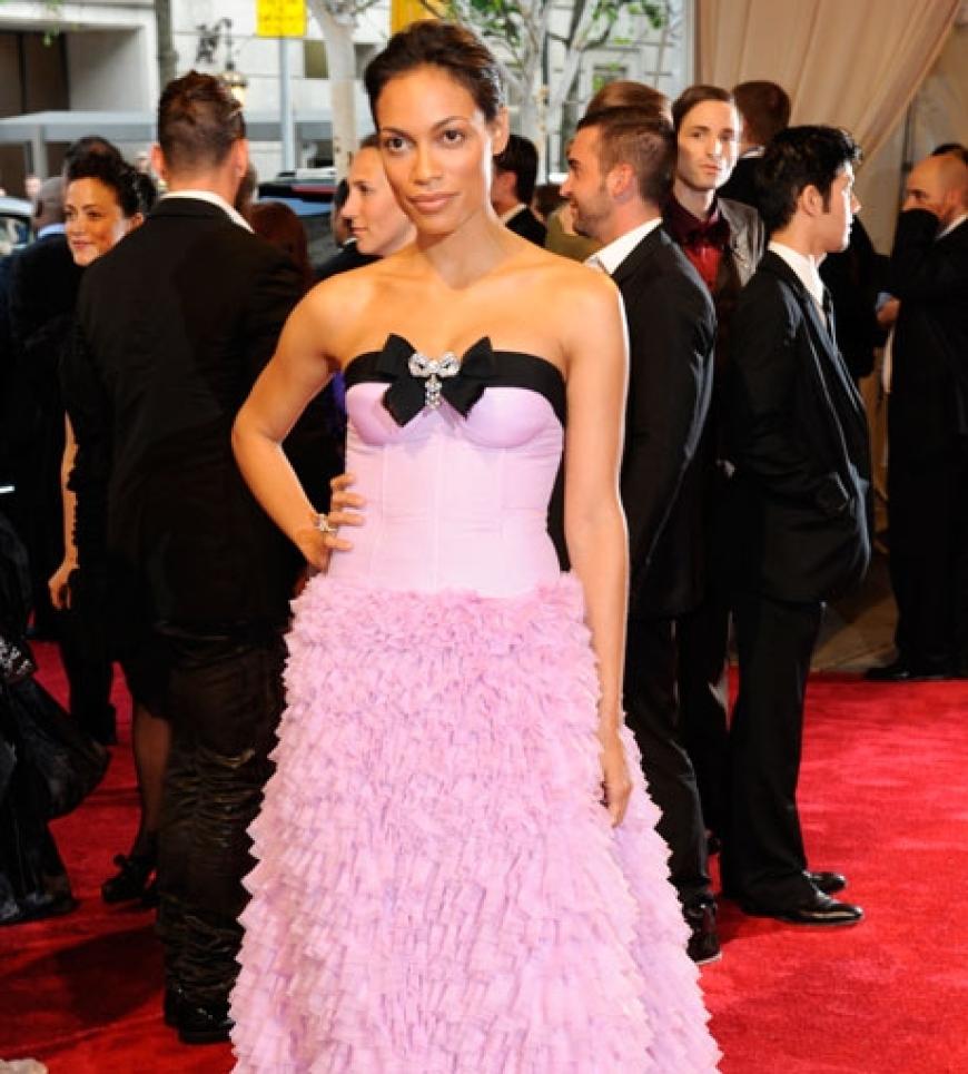 Rosario Dawson strahlte in die Kameras. Ihr rosafarbenes Bustier-Kleid von Biambattista Valli war allerdings ein wenig fragwürdig